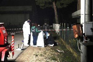Uccide il padre a colpi di machete: fermato 17enne