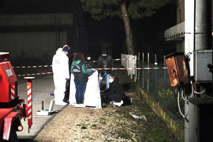 Uccide il padre a colpi di machete: fermato 17enne