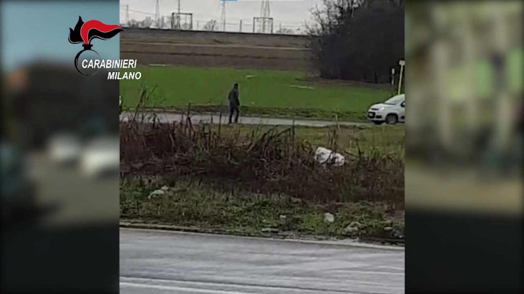 Prostituta uccisa a coltellate in strada: l’assassino si allontana con le mani in tasca [VIDEO]