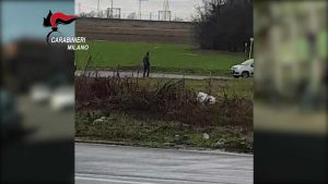 Prostituta uccisa a coltellate in strada: l'assassino si allontana con le mani in tasca [VIDEO]