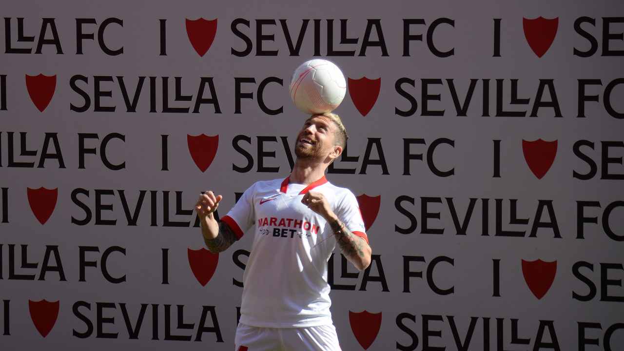 Siviglia, presentazione dell'attaccante Papu Gomez nello Stadio Ramon Sanchez Pizjuan, 28 gennaio 2021 (foto di Cristina Quicler/AFP via Getty Images)