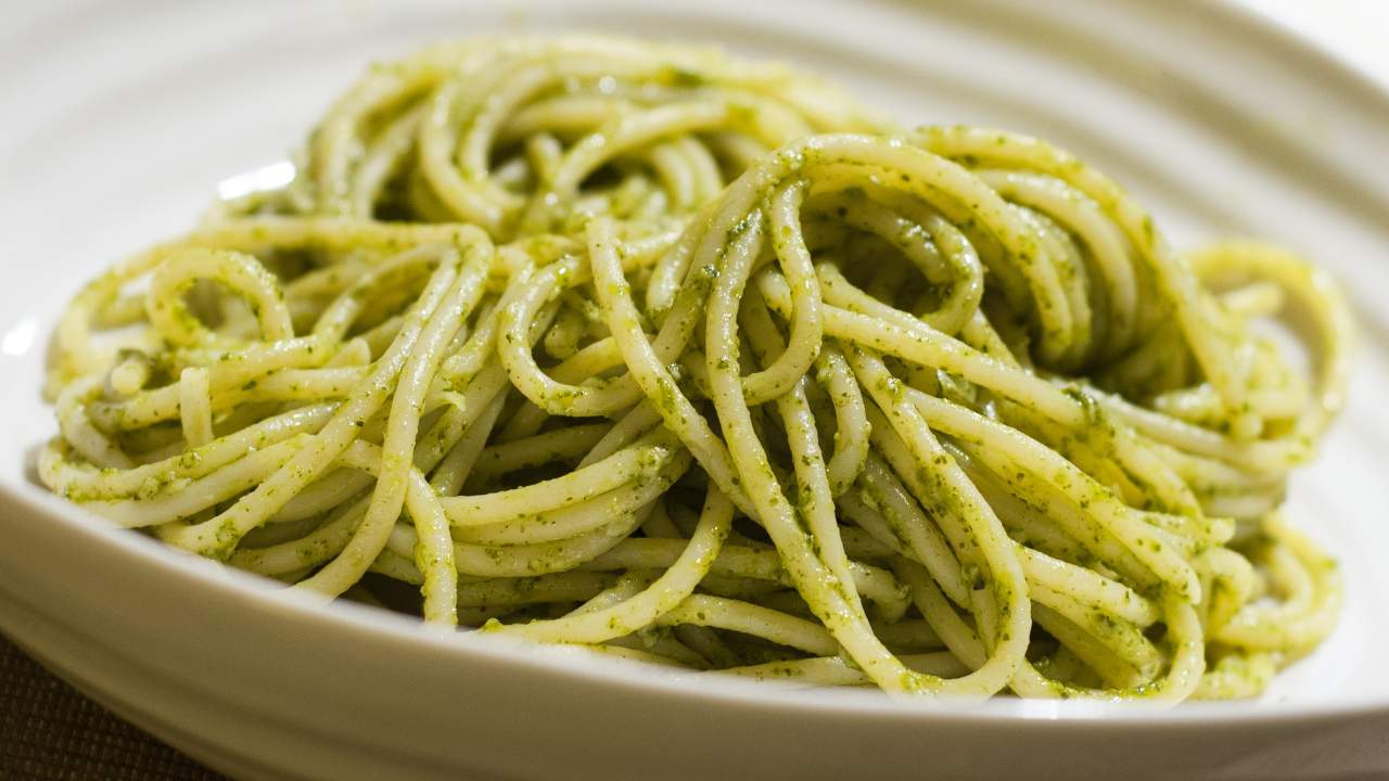 Pasta al pesto di rucola, la ricetta light e veloce di Benedetta Rossi