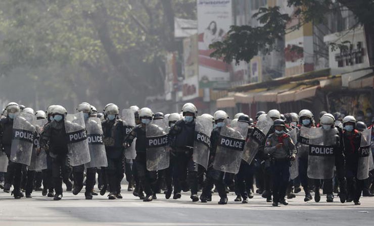 Ancora scontri in Myanmar: la polizia spara proiettili di gomma