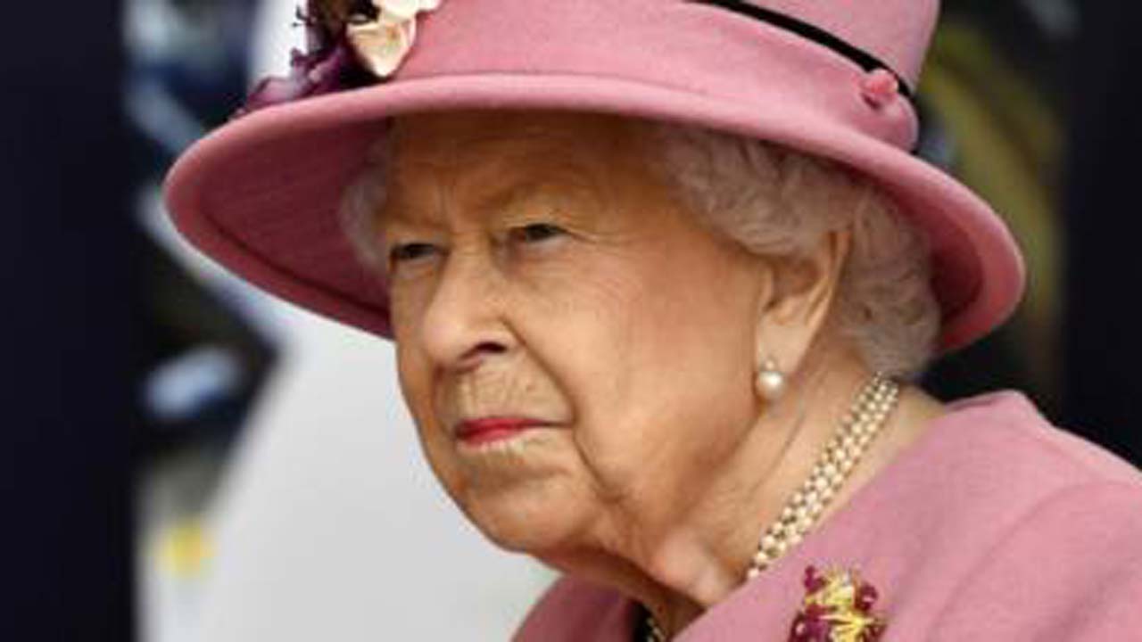 Chi Deve Fare L Inchino Alla Regina