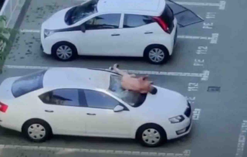 Si lancia dal balcone e tenta il suicidio, il video diventa virale [VIDEO]