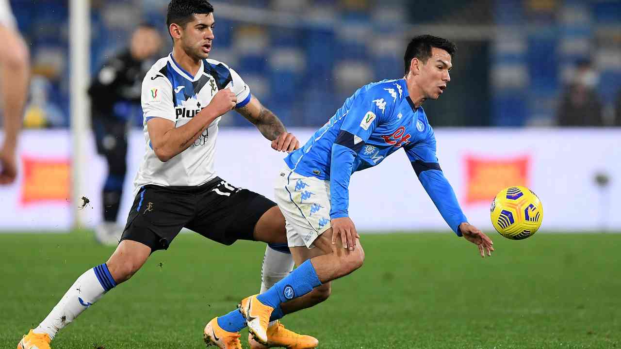 Da sinistra: Cristian Romero dell'Atalanta in pressing su Hirving Lozano del Napoli, 3 febbraio 2021 (foto di Francesco Pecoraro/Getty Images)