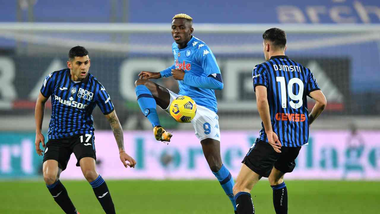 Da sinsitra: Cristian Romero dell'Atalanta, Victor Osimhen del Napoli e Berat Djimsiti dell'Atalanta durante la partita di Serie A del 21 febbraio 2021 (foto di Valerio Pennicino/Getty Images)