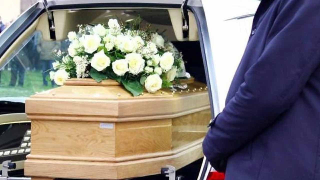 Saluti romani al funerale del padre del sindaco: "Camerata presente"
