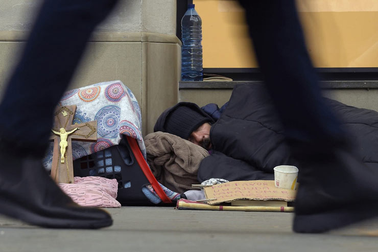 Poliziotto vede le sue scarpe rubate su un clochard e gliene compra un paio nuovo