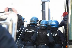 Scontri in centro a Firenze, 37 denunciati. Nardella: "Episodi di violenza assurda"