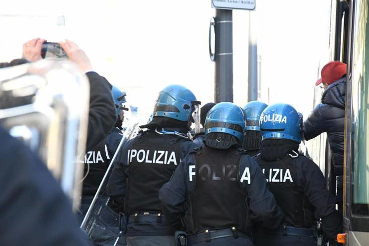 Scontri in centro a Firenze, 37 denunciati. Nardella: "Episodi di violenza assurda"