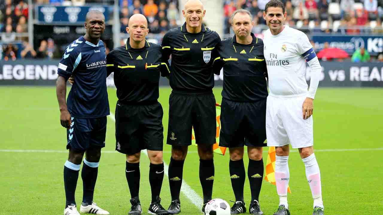 Da sinistra: Clarence Seedorf, il guardalinee GIno D'Onofrio, l'arbitro Howard Webb, il guardalinee Darren Cann e Fernando Hierro durante la partita Laureus AllStars contro il Real Madrid Legends organizzato all'interno dell'evento no-profit KickOffForGood Charity Match. 25 ottobre 2015, AFAS Stadiun Alkmaar (foto di Christof Koepsel/Getty Images for Laureus)