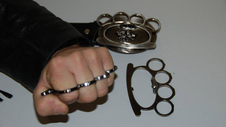 Spedizione punitiva contro un 19enne: nove aggressori (con bastoni e tirapugni) in fuga