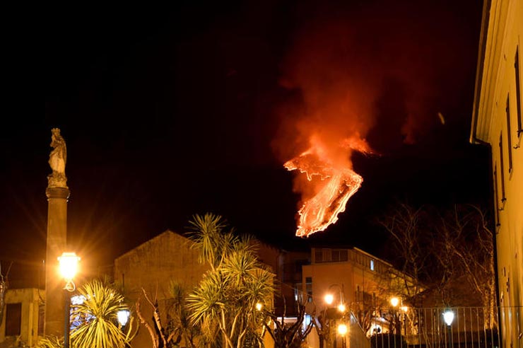 Lo spettacolo notturno della fontana di lava dall'Etna