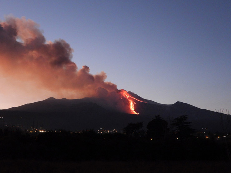 Lo spettacolo notturno della fontana di lava dall’Etna [FOTO]