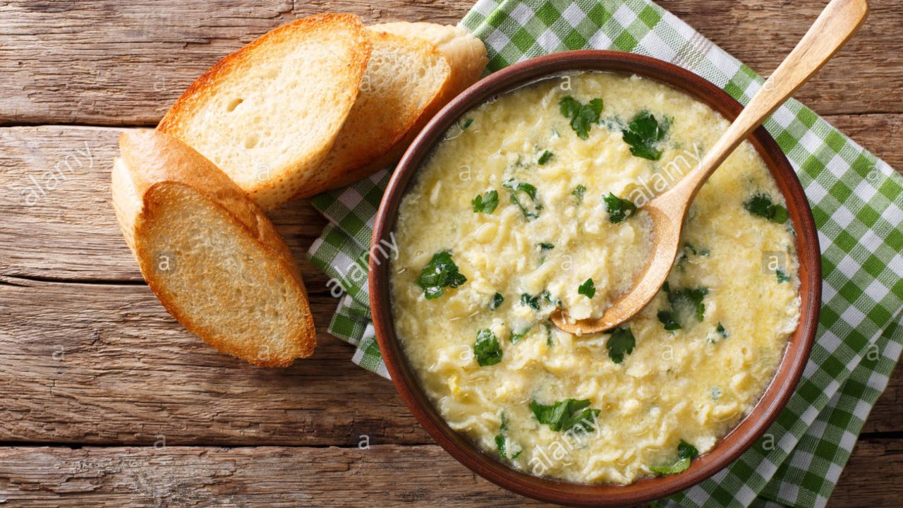 Stracciatella in brodo, ricetta light della minestra di uova e parmigiano