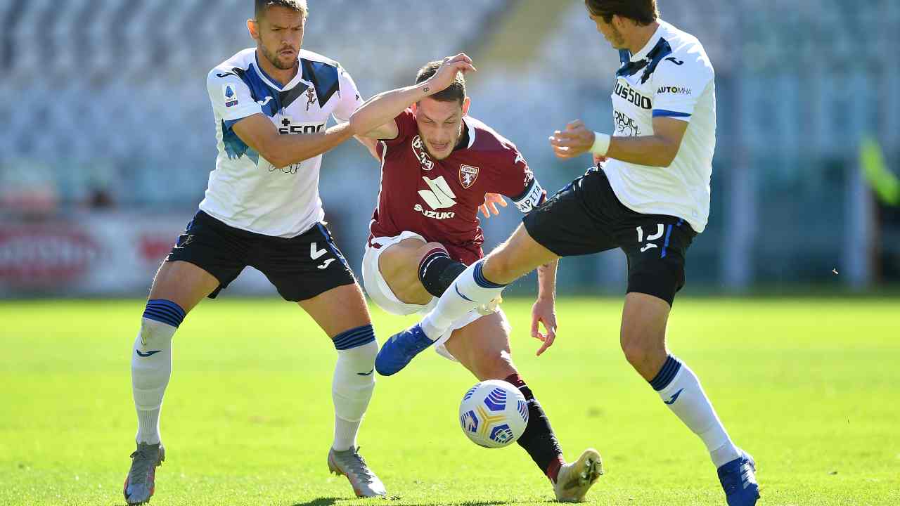 Da sinistra: il difensore Rafael Toloi dell'Atalanta in marcatura su Andrea Belotti del Torino insieme al compagno e centrocampista Marten De Roon, 26 settembre 2020 (foto di Valerio Pennicino/Getty Images)