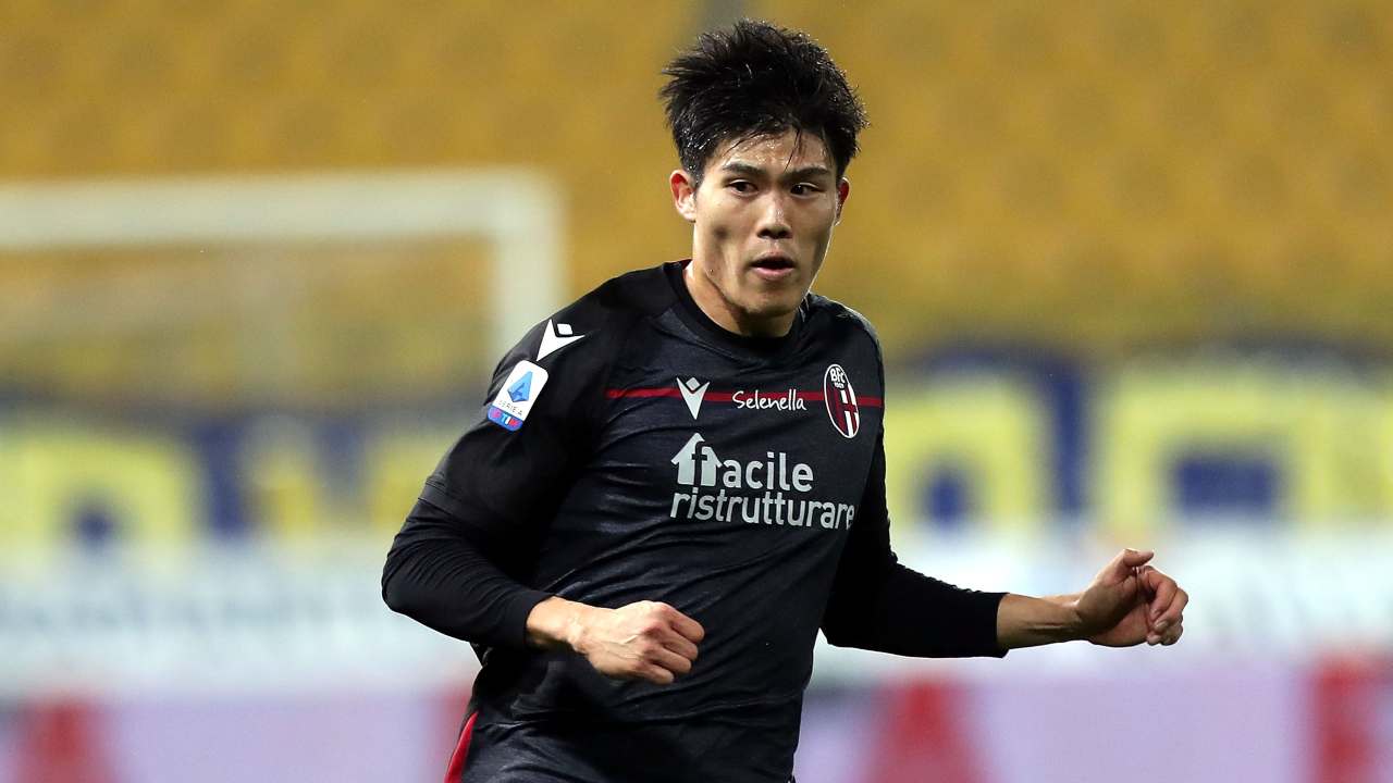 Bologna, il difensore Takehiro Tomiyasu durante la partita di Serie A con il Parma del 7 febbraio 2021 (foto di Gabriele Maltinti/Getty Images)