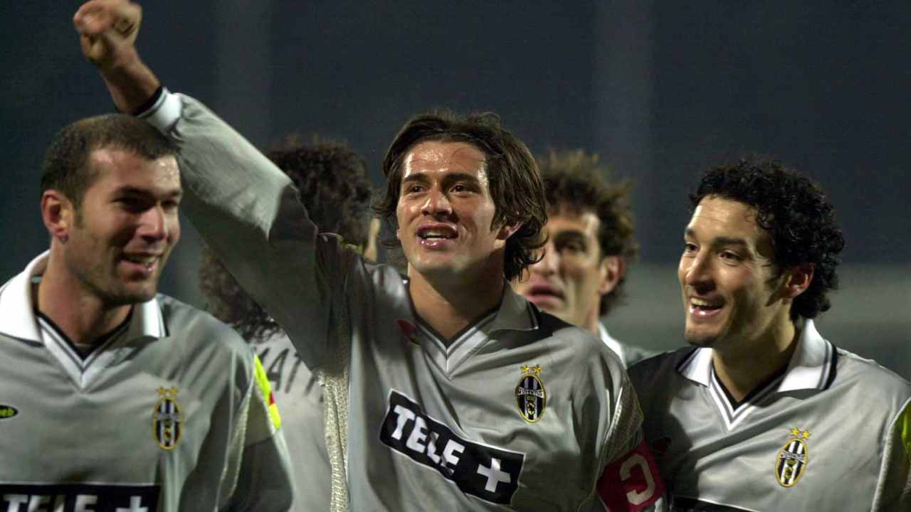 Juventus, da sinistra in primo piano: ZInedine Zidane, Alessio Tacchinardi e Gianluca Zambrotta festeggiano il gol contro l'Atalanta, 3 febbraio 2001 (foto di Grazia Neri/ALLSPORT)