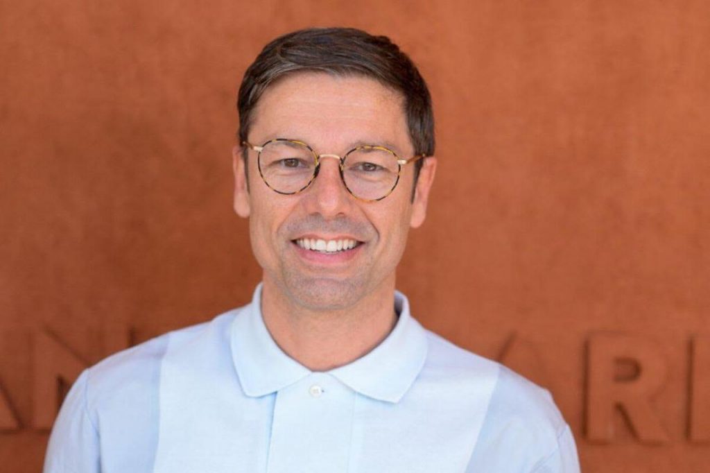 Amici, chi è il bellissimo assistente del direttore artistico Stéphane Jarny?