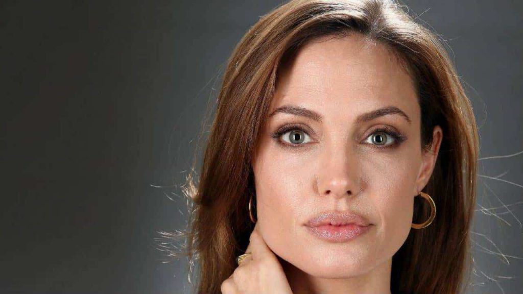 Angelina Jolie vende quadro di Winston Churchill: la cifra record