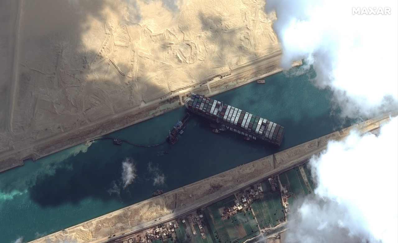 Suez: arrivati due nuovi rimorchiatori per sloccare la ...