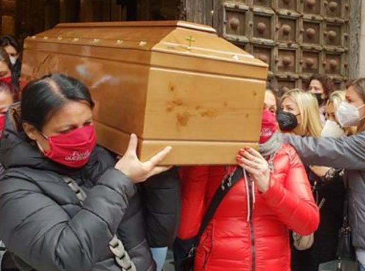 Ornella Pinto, commozione e nervi tesi al funerale: fiori dalla famiglia  del compagno che l'ha assassinata