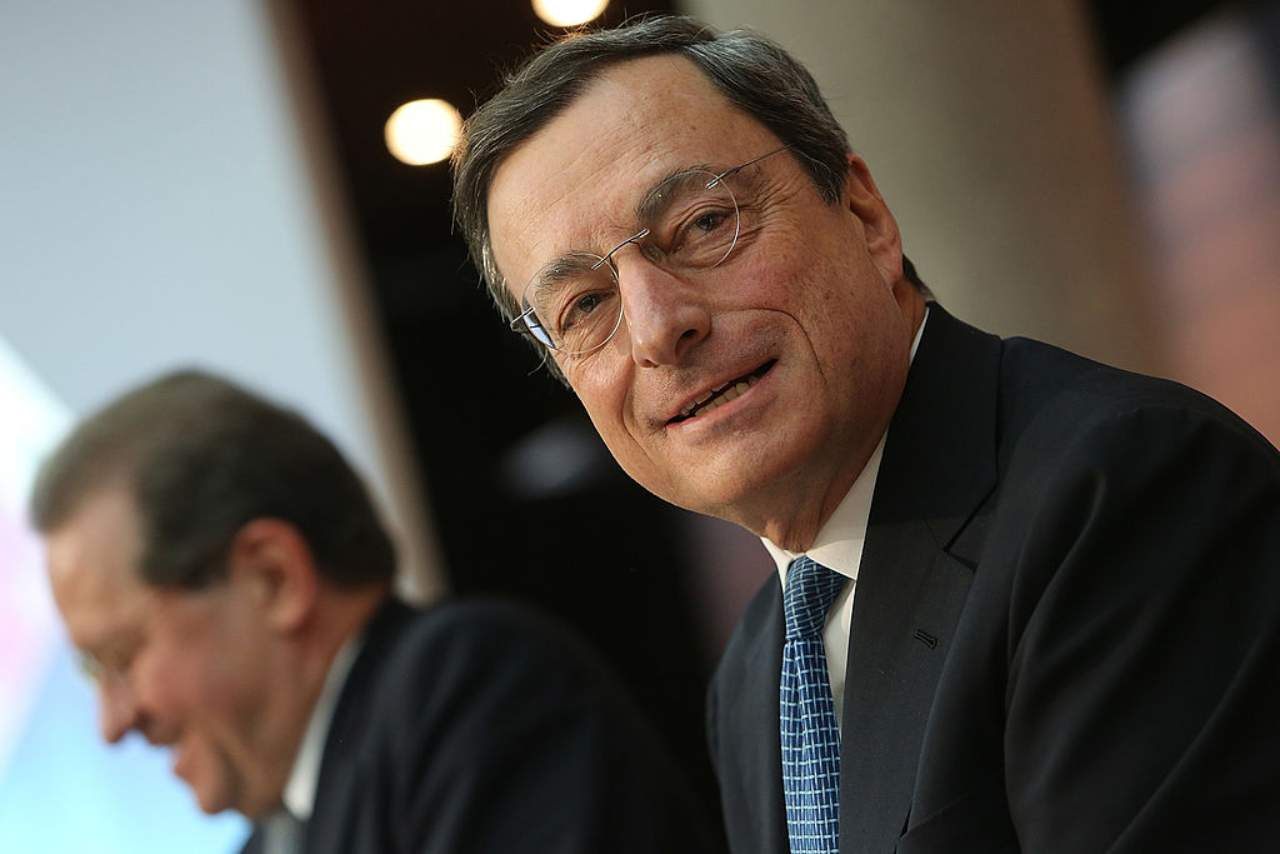 Mario Draghi: vaccinato insieme a sua moglie a Roma