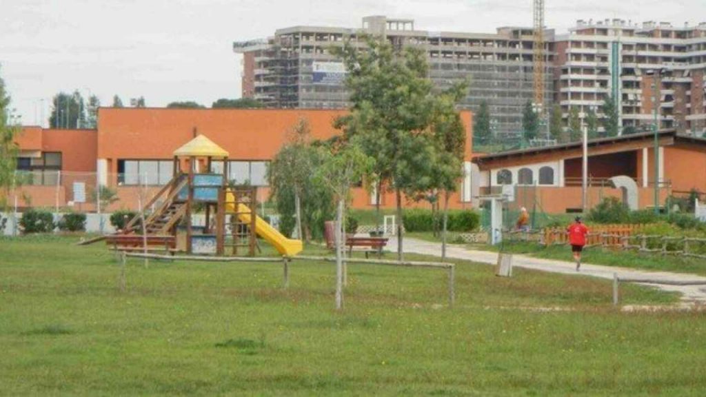 16enne muore in un parco: si sente male mentre è inseguito da un uomo con una mazza di ferro