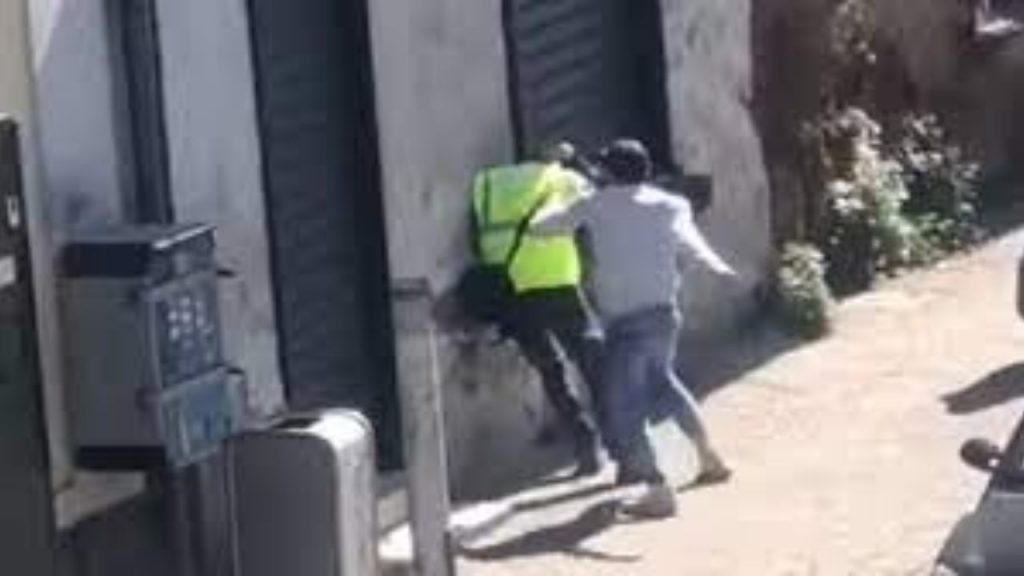 Picchia con pugni e calci postino che gli aveva chiesto di guidare piano [VIDEO]