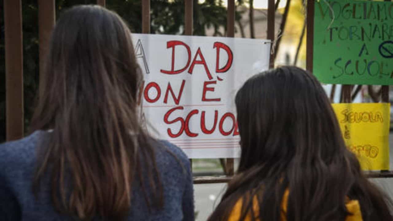 Scuola in sciopero contro la DAD - meteoweek