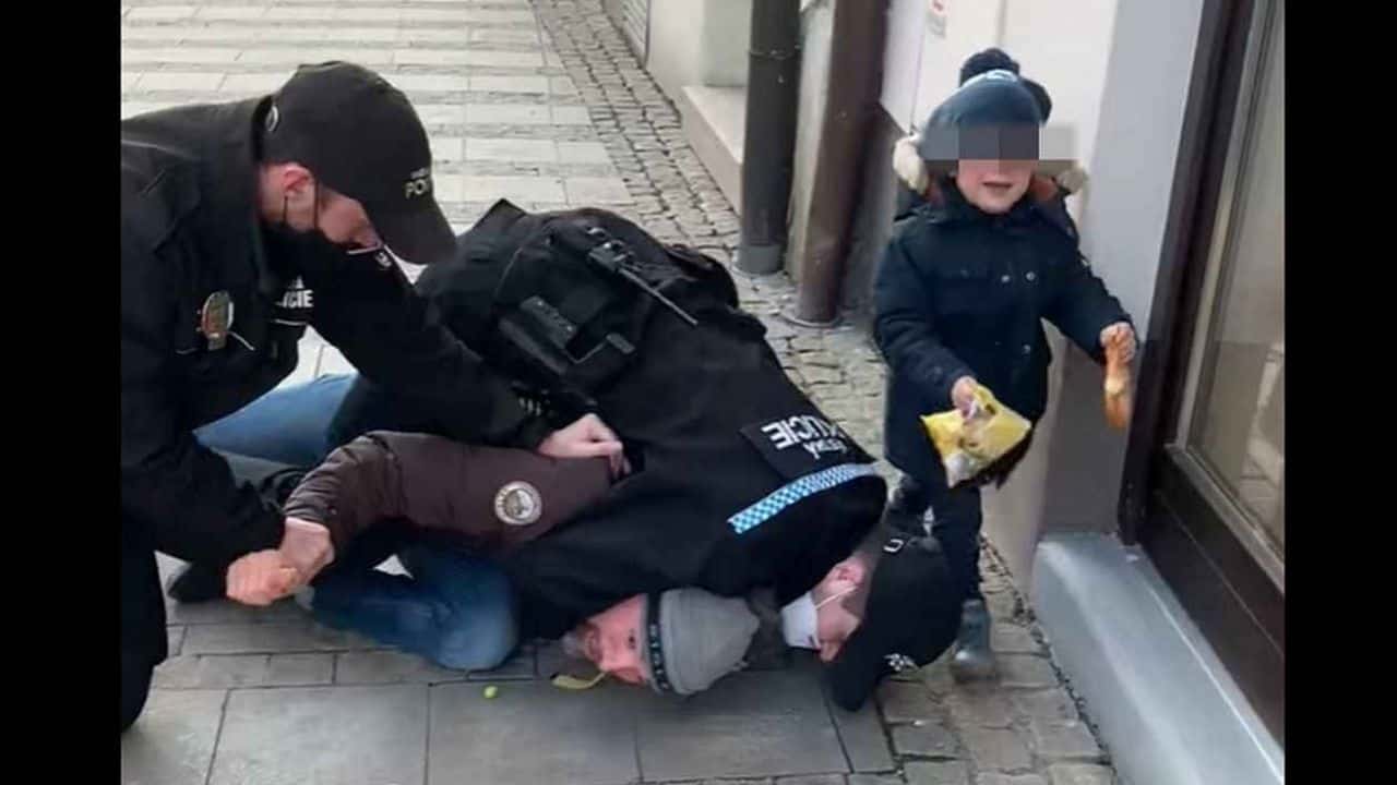 polizia aggredisce uomo senza mascherina - meteoweek.com