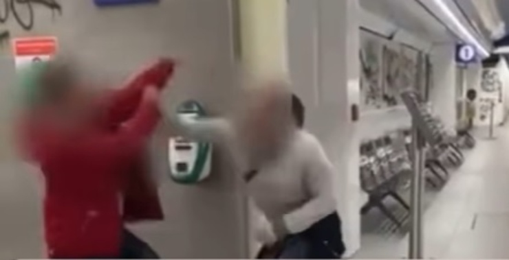 Due ragazzi picchiati per un bacio: il responsabile “incastrato” da un filmato [VIDEO]