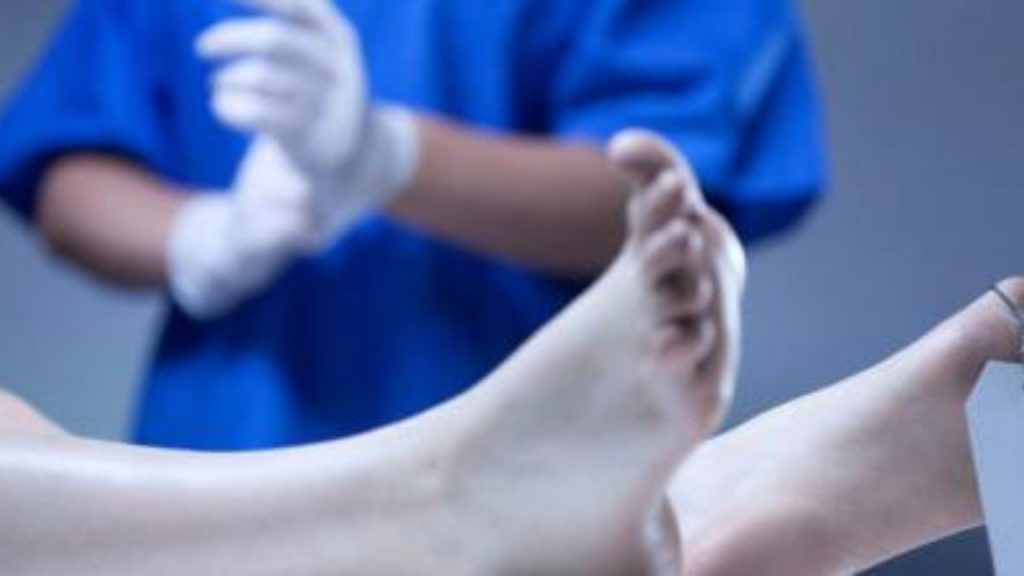 Uomo viene dichiarato morto dopo un incidente: si sveglia prima dell’autopsia