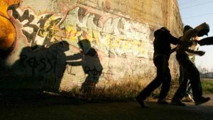 Baby gang massacra di botte due 20enni per uno zainetto