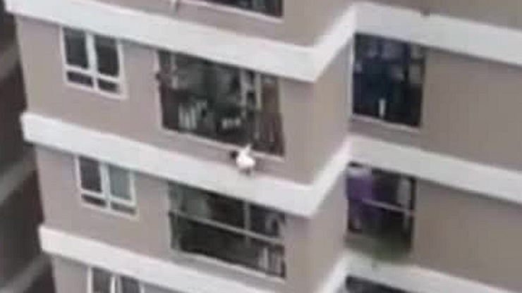 Precipita dal dodicesimo piano, fattorino salva bimba di 3 anni [VIDEO]