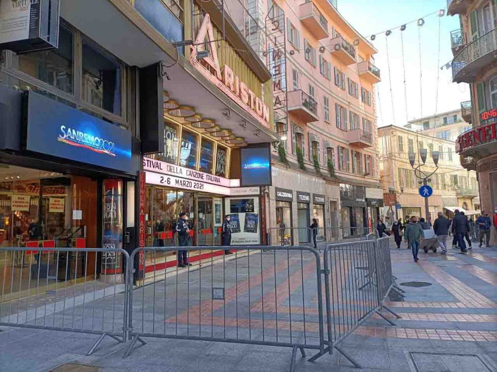 Sanremo, bar sfida le restrizioni: clamorosa protesta con cori contro gli agenti [VIDEO]