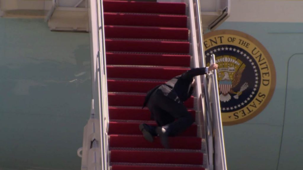 Attimi di paura per Biden: cade tre volte sulle scale dell’Air Force One [VIDEO]