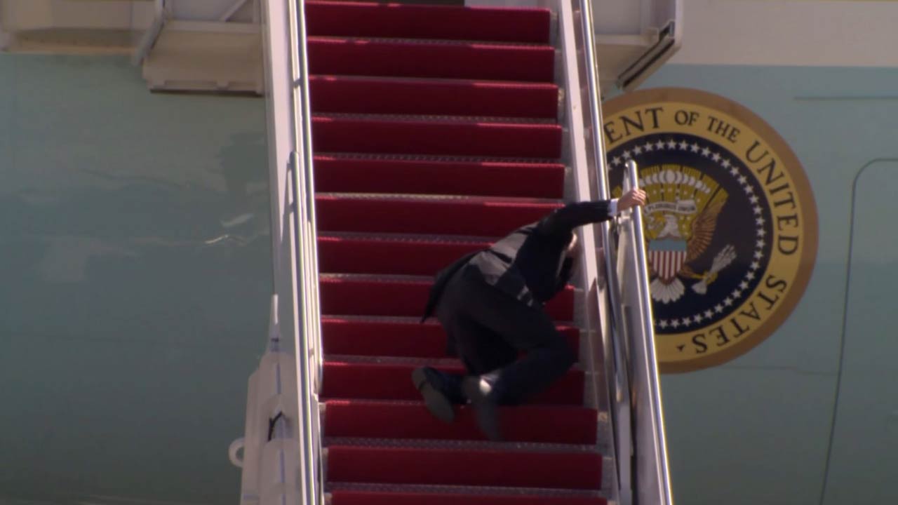 Biden cade tre volte sulle scale dell'Air Force One