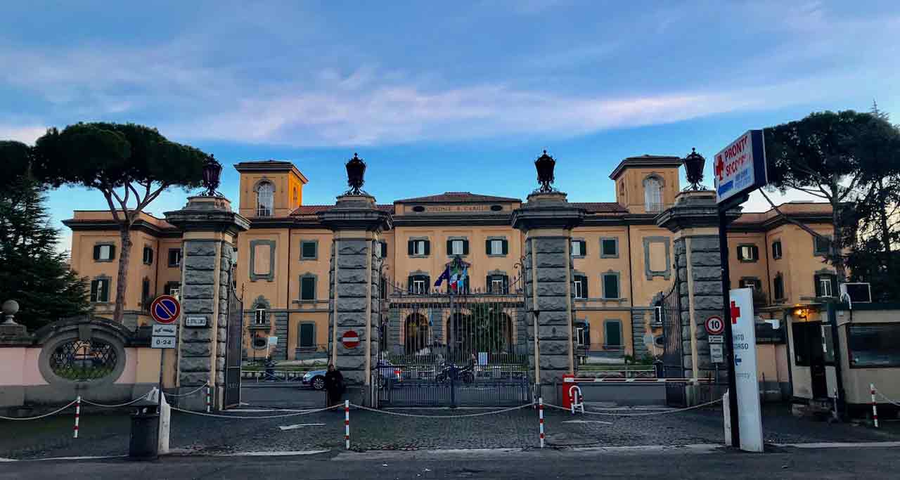 Bimba di 16 mesi si ribalta col carrello della spesa: è gravissima