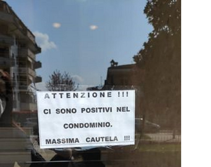 Un cartello per segnalare presenza di positivi: «Massima cautela!»