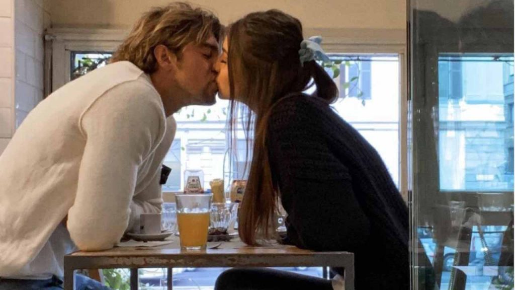 Andrea Damante sempre più innamorato di Elisa: le foto al bacio