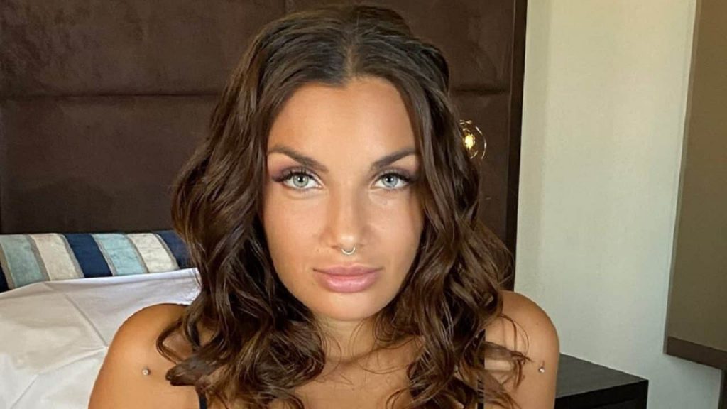 Elettra Lamborghini su Instagram: ” […] il mio cavallo di battaglia rimarrà sempre lì”