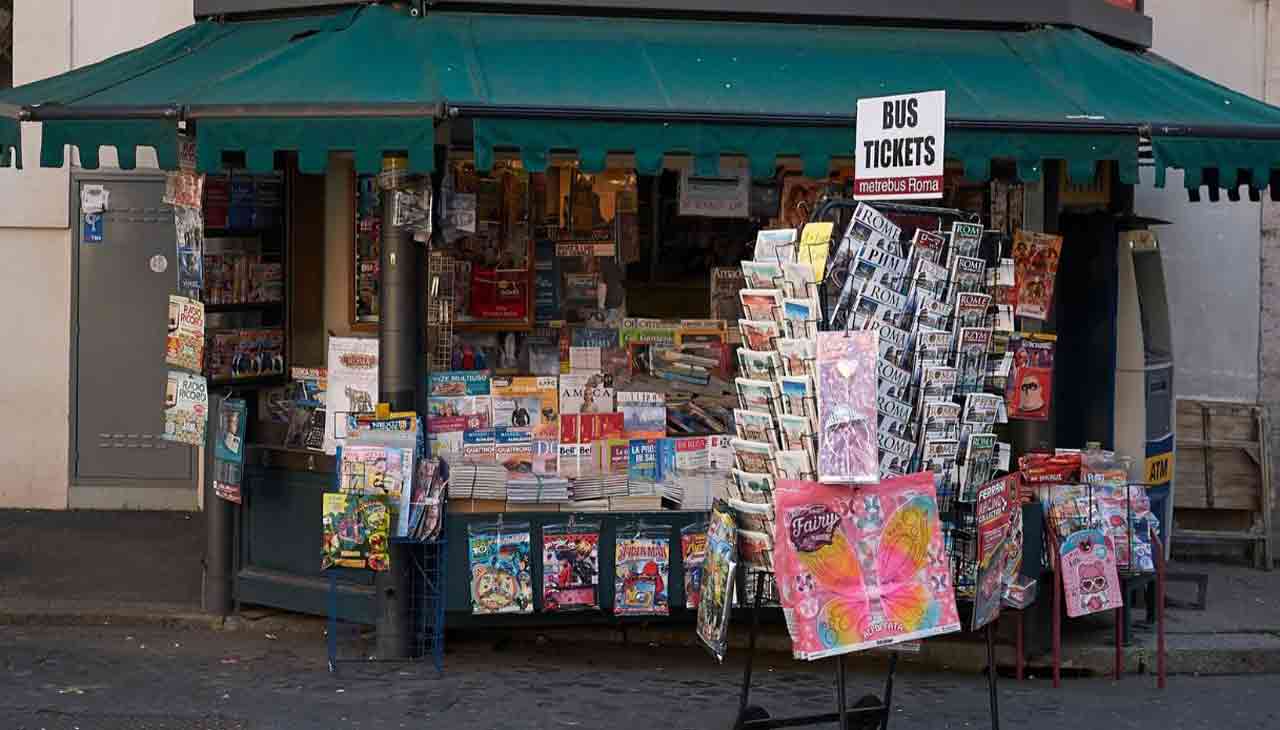 Mamma vende giornali bimbo segue la Dad edicola