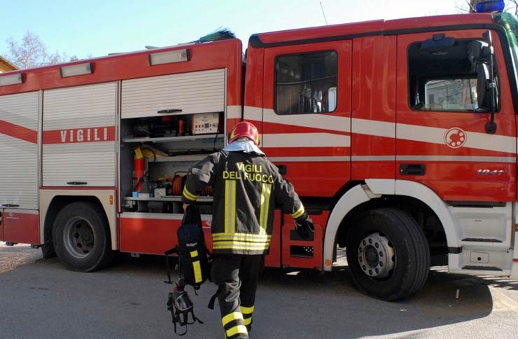 Incendio in una palazzina: morta anziana di 86 anni