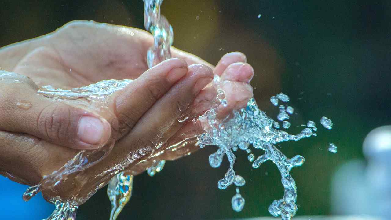 mani acqua