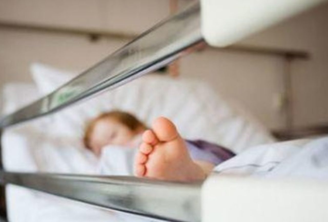 bambina sul letto ospedale