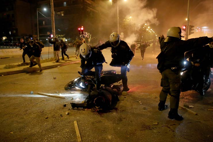 proteste scontri grecia arresti poliziotti feriti