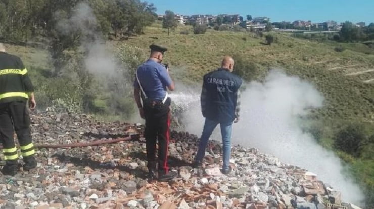 Scoperta maxi discarica abusiva con rifiuti pericolosi. Area sequestrata