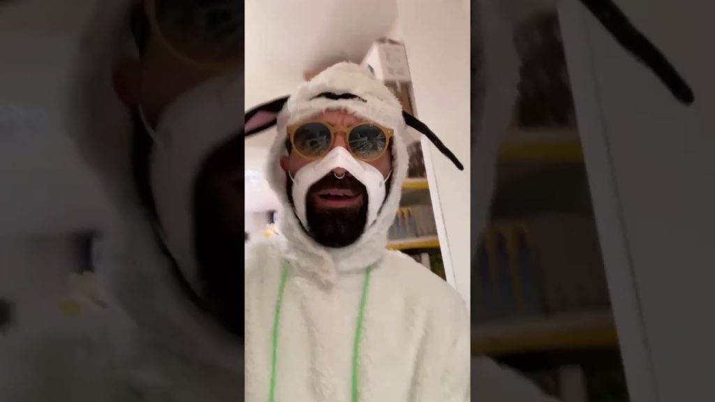 Si traveste da pecora e con una mascherina ‘mutilata’ prende in giro i clienti del supermercato [VIDEO]